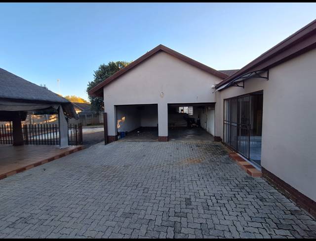 4 BEDROOM FREESTANDING FOR SALE IN VANDERBIJLPARK SE 2